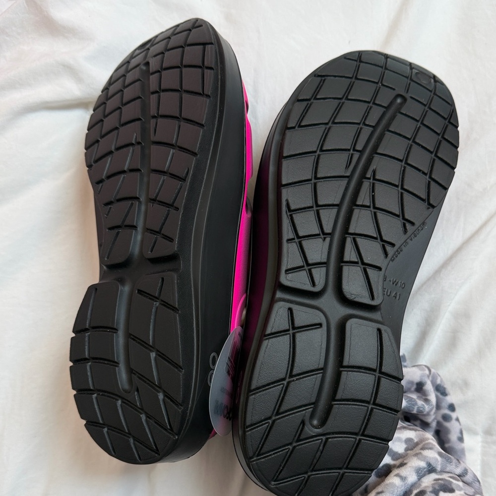 Black and Pink Gradient Closed-Toe Sandals - Picture 4 of 4
